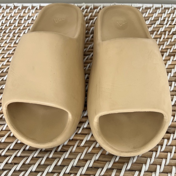 Yeezy Slides 'Bone' 2022 - Picture 1 of 4